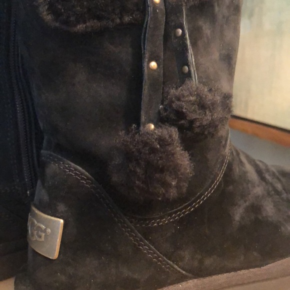 Almost New Ugg Plumdale Cuff Short Black Boots Women’s Size 7 - Picture 3 of 6
